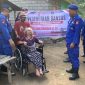Dalam rangka menyambut HUT Bhayangkara ke-80, Ditpolairud Polda NTB menggelar aksi bakti sosial berupa pemberian bantuan kursi roda kepada warga lansia di wilayah pesisir Sekotong, Lombok Barat, Kamis (25/6/2026).(Foto: Istimewa)