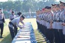 Kapolda NTB Irjen Pol. Kalingga Rendra Raharja (tengah) menandatangani berita acara serah terima jabatan untuk sejumlah Pejabat Utama dan Kapolres di lingkungan Polda NTB, Senin (13/7/2026).(Foto: Humas Polda NTB)
