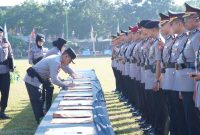 Kapolda NTB Irjen Pol. Kalingga Rendra Raharja (tengah) menandatangani berita acara serah terima jabatan untuk sejumlah Pejabat Utama dan Kapolres di lingkungan Polda NTB, Senin (13/7/2026).(Foto: Humas Polda NTB)
