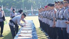Kapolda NTB Irjen Pol. Kalingga Rendra Raharja (tengah) menandatangani berita acara serah terima jabatan untuk sejumlah Pejabat Utama dan Kapolres di lingkungan Polda NTB, Senin (13/7/2026).(Foto: Humas Polda NTB)