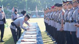 Kapolda NTB Irjen Pol. Kalingga Rendra Raharja (tengah) menandatangani berita acara serah terima jabatan untuk sejumlah Pejabat Utama dan Kapolres di lingkungan Polda NTB, Senin (13/7/2026).(Foto: Humas Polda NTB)