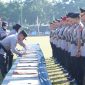 Kapolda NTB Irjen Pol. Kalingga Rendra Raharja (tengah) menandatangani berita acara serah terima jabatan untuk sejumlah Pejabat Utama dan Kapolres di lingkungan Polda NTB, Senin (13/7/2026).(Foto: Humas Polda NTB)