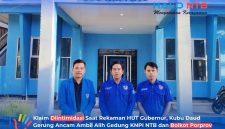 Jajaran pengurus DPD KNPI Provinsi NTB versi Daud Gerung di depan kantor sekretariat, Jumat (10/7/2026). Tampak dalam foto dari kiri ke kanan: Bendahara M. Muhaddisin, Ketua Daud Gerung, dan Sekretaris Saidin Al Fajari.(Foto: Istimewa)