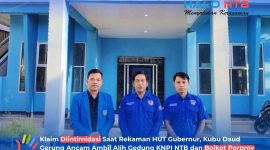 Jajaran pengurus DPD KNPI Provinsi NTB versi Daud Gerung di depan kantor sekretariat, Jumat (10/7/2026). Tampak dalam foto dari kiri ke kanan: Bendahara M. Muhaddisin, Ketua Daud Gerung, dan Sekretaris Saidin Al Fajari.(Foto: Istimewa)