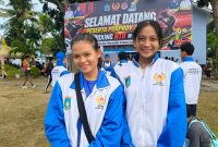 Potret kebahagiaan dua atlet kick boxing andalan Lombok Barat, Ida Lindawati dan Anjani Ramadina, yang sukses mempersembahkan medali Emas saat berpose di depan venue Porprov NTB 2026.(Foto: Istimewa)