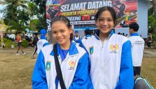 Potret kebahagiaan dua atlet kick boxing andalan Lombok Barat, Ida Lindawati dan Anjani Ramadina, yang sukses mempersembahkan medali Emas saat berpose di depan venue Porprov NTB 2026.(Foto: Istimewa)