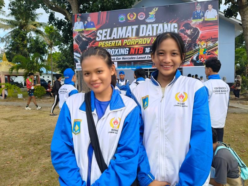 Potret kebahagiaan dua atlet kick boxing andalan Lombok Barat, Ida Lindawati dan Anjani Ramadina, yang sukses mempersembahkan medali Emas saat berpose di depan venue Porprov NTB 2026.(Foto: Istimewa)
