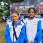 Potret kebahagiaan dua atlet kick boxing andalan Lombok Barat, Ida Lindawati dan Anjani Ramadina, yang sukses mempersembahkan medali Emas saat berpose di depan venue Porprov NTB 2026.(Foto: Istimewa)
