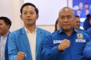 Ketua Komite Nasional Pemuda Indonesia (KNPI) Kabupaten Lombok Barat, M. Taupik (kiri)