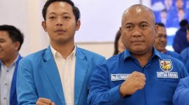 Ketua Komite Nasional Pemuda Indonesia (KNPI) Kabupaten Lombok Barat, M. Taupik (kiri)