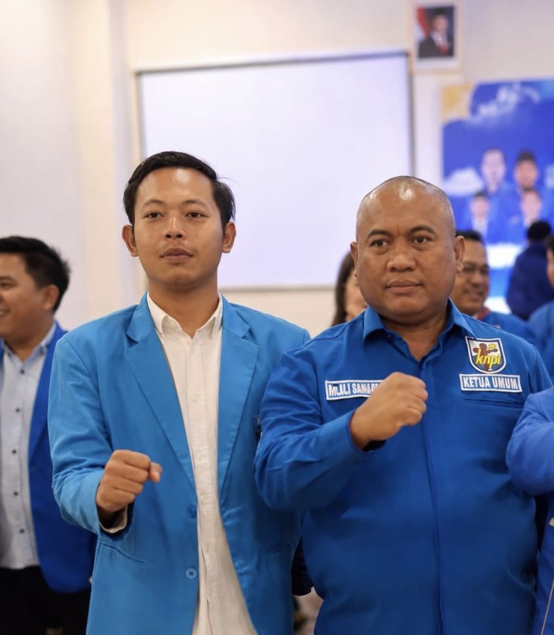 Ketua Komite Nasional Pemuda Indonesia (KNPI) Kabupaten Lombok Barat, M. Taupik (kiri)