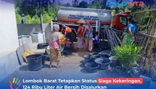 BPBD Lombok Barat bersama instansi terkait menyalurkan air bersih ke wilayah terdampak kekeringan.(Foto: Istimewa)