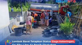 BPBD Lombok Barat bersama instansi terkait menyalurkan air bersih ke wilayah terdampak kekeringan.(Foto: Istimewa)