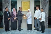 Gubernur NTB, Dr. H. Lalu Muhamad Iqbal (kiri tengah), menyerahkan Radiogram Menteri Dalam Negeri kepada Wakil Bupati Lombok Barat, Hj. Nurul Adha (kanan tengah), untuk memastikan kelangsungan pemerintahan, Rabu (22/7).(Foto: Istimewa)