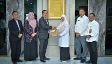 Gubernur NTB, Dr. H. Lalu Muhamad Iqbal (kiri tengah), menyerahkan Radiogram Menteri Dalam Negeri kepada Wakil Bupati Lombok Barat, Hj. Nurul Adha (kanan tengah), untuk memastikan kelangsungan pemerintahan, Rabu (22/7).(Foto: Istimewa)