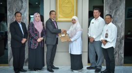 Gubernur NTB, Dr. H. Lalu Muhamad Iqbal (kiri tengah), menyerahkan Radiogram Menteri Dalam Negeri kepada Wakil Bupati Lombok Barat, Hj. Nurul Adha (kanan tengah), untuk memastikan kelangsungan pemerintahan, Rabu (22/7).(Foto: Istimewa)