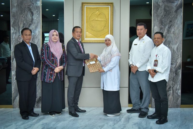 Gubernur NTB, Dr. H. Lalu Muhamad Iqbal (kiri tengah), menyerahkan Radiogram Menteri Dalam Negeri kepada Wakil Bupati Lombok Barat, Hj. Nurul Adha (kanan tengah), untuk memastikan kelangsungan pemerintahan, Rabu (22/7).(Foto: Istimewa)