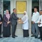 Gubernur NTB, Dr. H. Lalu Muhamad Iqbal (kiri tengah), menyerahkan Radiogram Menteri Dalam Negeri kepada Wakil Bupati Lombok Barat, Hj. Nurul Adha (kanan tengah), untuk memastikan kelangsungan pemerintahan, Rabu (22/7).(Foto: Istimewa)