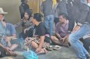suasana di lokasi kejadian menunjukkan keluarga korban tengah didampingi pihak kepolisian dan warga sekitar pasca-peristiwa yang menimpa keluarga mereka, Selasa (28/7/2026) di Gerung, Lombok Barat.(Foto: Istimewa)