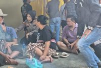 suasana di lokasi kejadian menunjukkan keluarga korban tengah didampingi pihak kepolisian dan warga sekitar pasca-peristiwa yang menimpa keluarga mereka, Selasa (28/7/2026) di Gerung, Lombok Barat.(Foto: Istimewa)