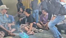 suasana di lokasi kejadian menunjukkan keluarga korban tengah didampingi pihak kepolisian dan warga sekitar pasca-peristiwa yang menimpa keluarga mereka, Selasa (28/7/2026) di Gerung, Lombok Barat.(Foto: Istimewa)