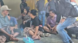suasana di lokasi kejadian menunjukkan keluarga korban tengah didampingi pihak kepolisian dan warga sekitar pasca-peristiwa yang menimpa keluarga mereka, Selasa (28/7/2026) di Gerung, Lombok Barat.(Foto: Istimewa)