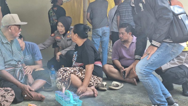 suasana di lokasi kejadian menunjukkan keluarga korban tengah didampingi pihak kepolisian dan warga sekitar pasca-peristiwa yang menimpa keluarga mereka, Selasa (28/7/2026) di Gerung, Lombok Barat.(Foto: Istimewa)