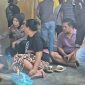 suasana di lokasi kejadian menunjukkan keluarga korban tengah didampingi pihak kepolisian dan warga sekitar pasca-peristiwa yang menimpa keluarga mereka, Selasa (28/7/2026) di Gerung, Lombok Barat.(Foto: Istimewa)