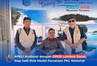 Suasana usai hearing di DPRD Lombok Barat, Kamis (9/7/2026). Anggota Komisi II DPRD Lombok Barat, H. Syukur (tengah), tampak berfoto bersama jajaran pengurus APKLI NTB setelah membahas aspirasi terkait.(Foto: Istimewa)