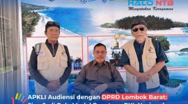 Suasana usai hearing di DPRD Lombok Barat, Kamis (9/7/2026). Anggota Komisi II DPRD Lombok Barat, H. Syukur (tengah), tampak berfoto bersama jajaran pengurus APKLI NTB setelah membahas aspirasi terkait.(Foto: Istimewa)