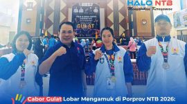 Ketua PGSI Lombok Barat (tengah) mengabadikan momen kemenangan bersama para atlet yang sukses menyabet medali Emas di cabang olahraga Gulat pada Porprov NTB 2026.(Foto: Istimewa)
