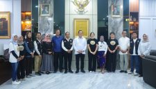 Gubernur NTB, Lalu Muhamad Iqbal, menerima audiensi dari yayasan kemanusiaan lokal Lombok Forgotten Children (Yayasan Andres) bersama perwakilan ONG Balanced World asal Spanyol di Ruang Kerja Gubernur, Mataram, Jumat (3/7/2026).(Foto: Istimewa)