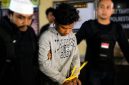 Terduga pelaku pembunuhan mahasiswi Unram NDR, saat hendak digiring ke ruang Jatanras Polresta Mataram, Rabu (29/7) malam.