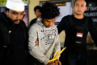 Terduga pelaku pembunuhan mahasiswi Unram NDR, saat hendak digiring ke ruang Jatanras Polresta Mataram, Rabu (29/7) malam.