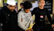 Terduga pelaku pembunuhan mahasiswi Unram NDR, saat hendak digiring ke ruang Jatanras Polresta Mataram, Rabu (29/7) malam.