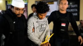 Terduga pelaku pembunuhan mahasiswi Unram NDR, saat hendak digiring ke ruang Jatanras Polresta Mataram, Rabu (29/7) malam.
