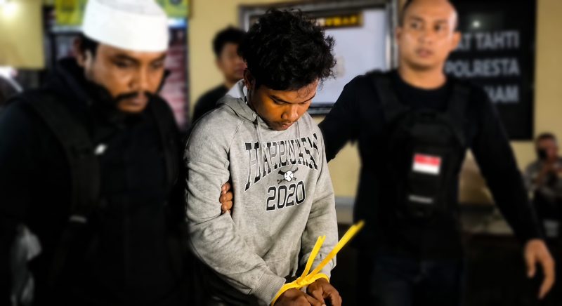 Terduga pelaku pembunuhan mahasiswi Unram NDR, saat hendak digiring ke ruang Jatanras Polresta Mataram, Rabu (29/7) malam.
