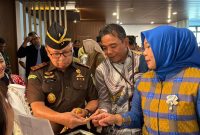 General Manager PLN UIW NTB, Yondri Zulfadli, meninjau produk-produk unggulan UMKM pada peresmian Bale KITA NTB sebagai dukungan PLN terhadap pemberdayaan pelaku usaha lokal dan peningkatan daya saing ekonomi NTB. (Dok. PLN)