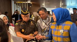 General Manager PLN UIW NTB, Yondri Zulfadli, meninjau produk-produk unggulan UMKM pada peresmian Bale KITA NTB sebagai dukungan PLN terhadap pemberdayaan pelaku usaha lokal dan peningkatan daya saing ekonomi NTB. (Dok. PLN)