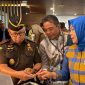 General Manager PLN UIW NTB, Yondri Zulfadli, meninjau produk-produk unggulan UMKM pada peresmian Bale KITA NTB sebagai dukungan PLN terhadap pemberdayaan pelaku usaha lokal dan peningkatan daya saing ekonomi NTB. (Dok. PLN)