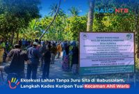 Warga Desa Kuripan mendatangi dan memasang plang lokasi lahan yang diklaim sebagai tanah wakaf Masjid Hidayatul Mukhtar di Desa Babussalam, Gerung, Kamis (9/7/2026).