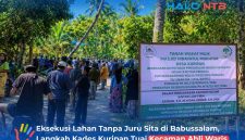 Warga Desa Kuripan mendatangi dan memasang plang lokasi lahan yang diklaim sebagai tanah wakaf Masjid Hidayatul Mukhtar di Desa Babussalam, Gerung, Kamis (9/7/2026).