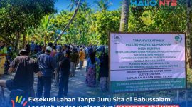 Warga Desa Kuripan mendatangi dan memasang plang lokasi lahan yang diklaim sebagai tanah wakaf Masjid Hidayatul Mukhtar di Desa Babussalam, Gerung, Kamis (9/7/2026).