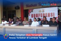 Suasana konferensi pers Polda NTB dan Polres Lombok Tengah dalam menetapkan pimpinan Ponpes berinisial AMR serta seorang santri berinisial MR sebagai tersangka dalam kasus kebakaran yang menewaskan seorang santri yang di gelar di Mapolres Loteng, Kamis (9/7).