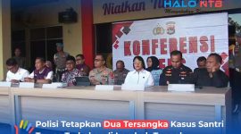 Suasana konferensi pers Polda NTB dan Polres Lombok Tengah dalam menetapkan pimpinan Ponpes berinisial AMR serta seorang santri berinisial MR sebagai tersangka dalam kasus kebakaran yang menewaskan seorang santri yang di gelar di Mapolres Loteng, Kamis (9/7).