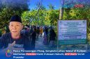 Warga Desa Kuripan mendatangi dan memasang plang di lahan sengketa di Dusun Monto. Dalam foto, terlihat Kades Kuripan, Hasbi (kiri), memberikan penjelasan mengenai klaim lahan tersebut sebagai tanah wakaf Masjid Hidayatul Mukhtar.