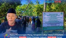 Warga Desa Kuripan mendatangi dan memasang plang di lahan sengketa di Dusun Monto. Dalam foto, terlihat Kades Kuripan, Hasbi (kiri), memberikan penjelasan mengenai klaim lahan tersebut sebagai tanah wakaf Masjid Hidayatul Mukhtar.
