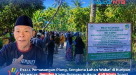 Warga Desa Kuripan mendatangi dan memasang plang di lahan sengketa di Dusun Monto. Dalam foto, terlihat Kades Kuripan, Hasbi (kiri), memberikan penjelasan mengenai klaim lahan tersebut sebagai tanah wakaf Masjid Hidayatul Mukhtar.