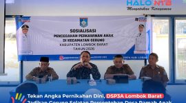 Kolaborasi lintas sektor dalam menekan angka pernikahan dini. (Kiri ke kanan) Kabid PPA H. Lalu Wira Kencana, Anggota DPRD Munawir Haris, Kadis DSP3A Arief Suryawirawan, dan Lurah Gerung Selatan Akhwan Mashudi memimpin jalannya sosialisasi DRPPA di Kecamatan Gerung, Selasa (14/7/2026).