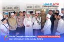 Pimpinan Ponpes Al-Ishlahuddiny, TGH Mukhlis Ibrahim (tengah) bersama keluarga besar alumni, simpatisan dan jamaah saat menyampaikan ultimatum kepada TVOne, Jumat (17/7/2026).(Foto: Istimewa)